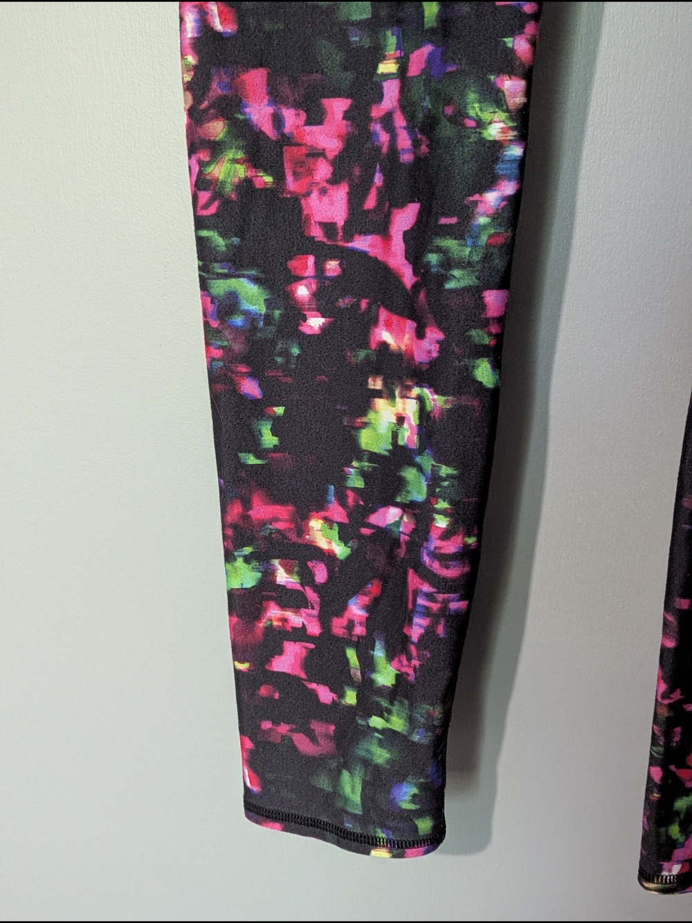 Fabletics Salar Women's High-Waist Multicolor Printed Cropped Capri Leggings - Picture 3 of 9